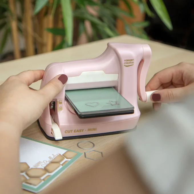 Mini machine de découpe scrapbooking et de gaufrage CUT EASY Rose - Vaessen Creative 